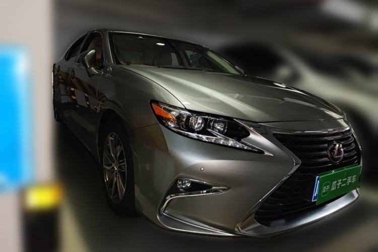 Used Lexus ES 2015 300h Comfort Edition Front Right 45 Deg