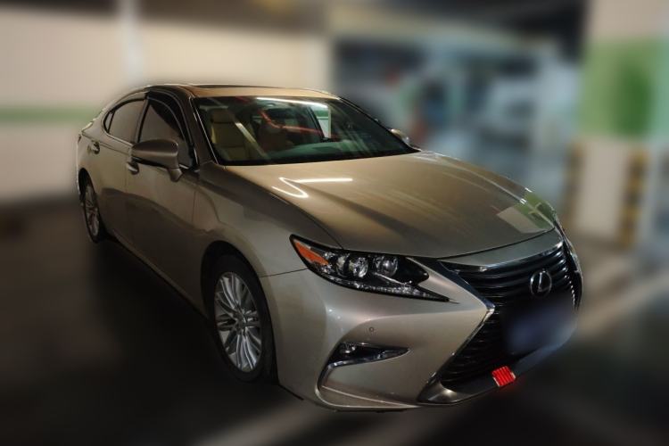 Used Lexus ES 2015 200 Elite Edition Front Right 45 Deg