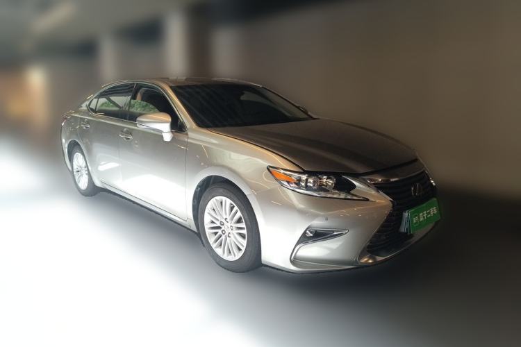 Used Lexus ES 2015 200 Comfort Edition Front Right 45 Deg