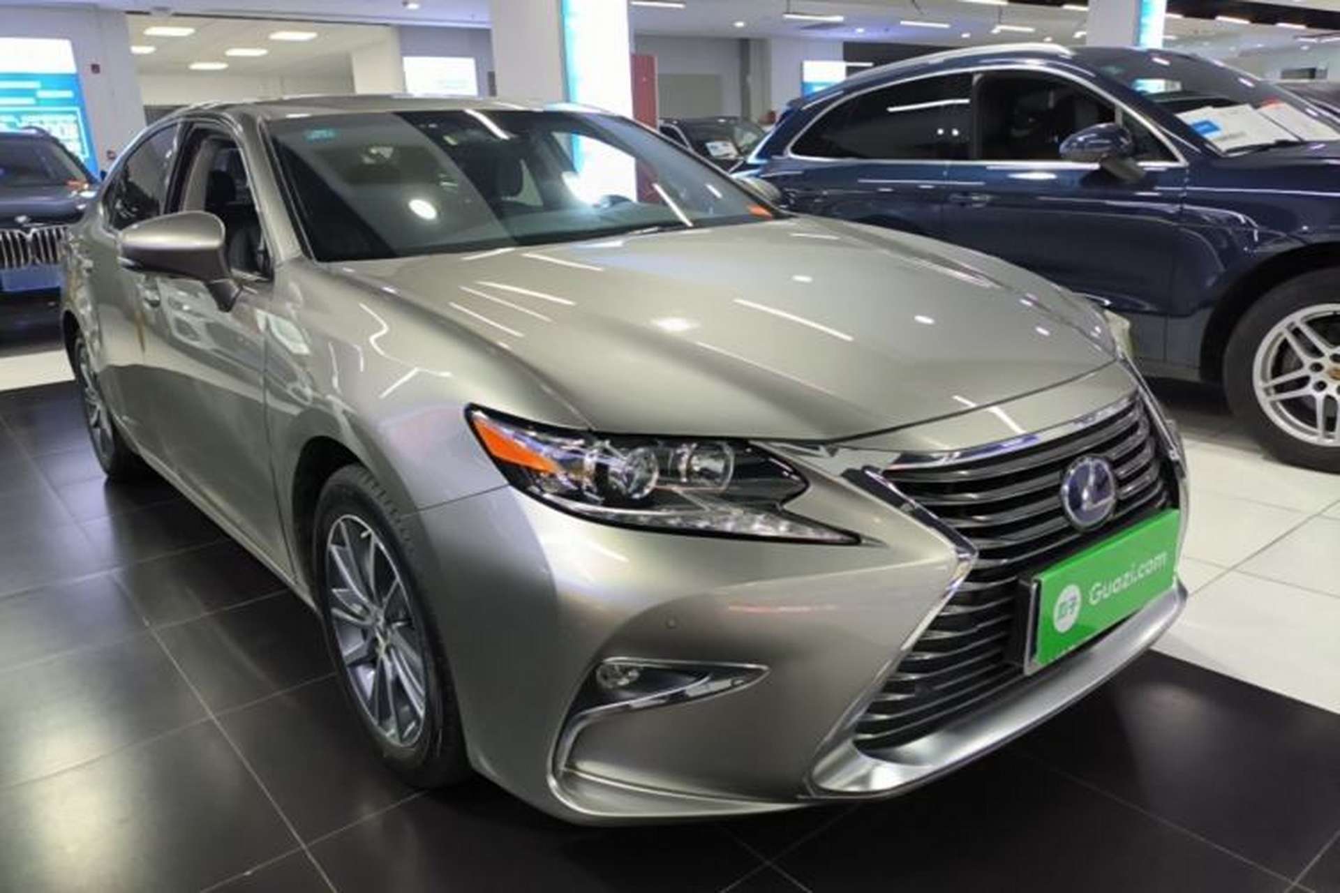 Used Lexus ES 2015 300h Comfort Edition Front Right 45 Deg