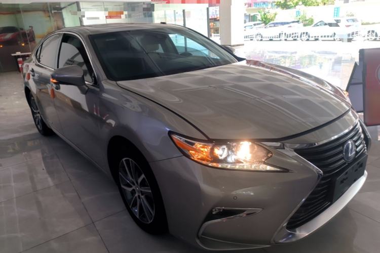 Used Lexus ES 2015 300h Comfort Edition Front Right 45 Deg