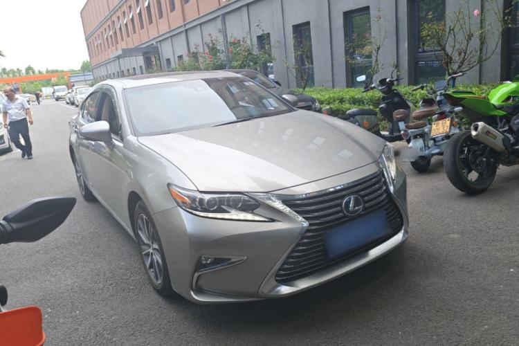 Used Lexus ES 2015 300h Luxury Edition Front Right 45 Deg