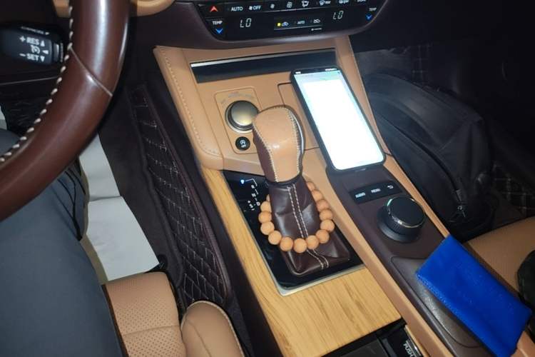 Used Lexus ES 2015 200 Elite Edition Gear Lever