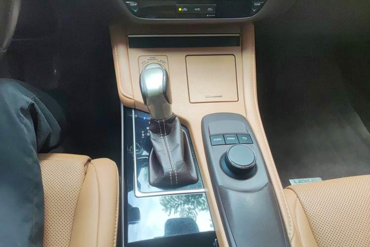 Used Lexus ES 2015 300h Comfort Edition Gear Lever