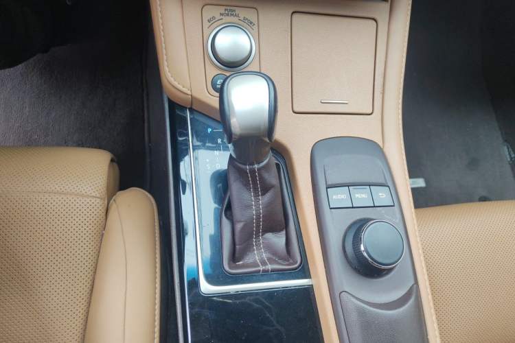 Used Lexus ES 2015 300h Comfort Edition Gear Lever