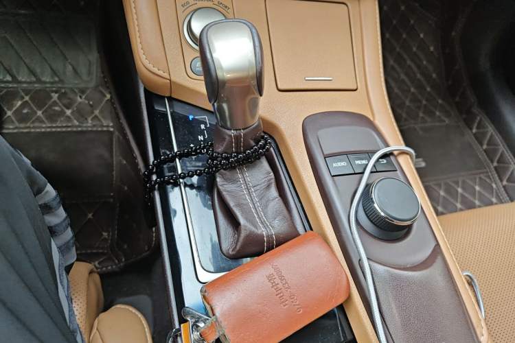 Used Lexus ES 2015 300h Comfort Edition Gear Lever