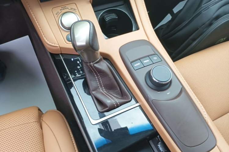 Used Lexus ES 2015 200 Elite Edition Gear Lever