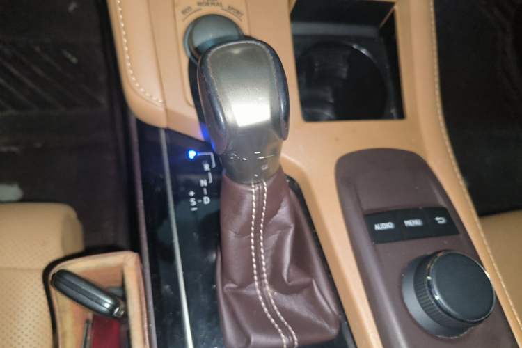Used Lexus ES 2015 300h Comfort Edition Gear Lever