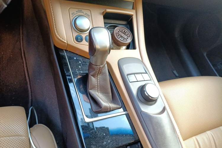 Used Lexus ES 2015 200 Elite Edition Gear Lever