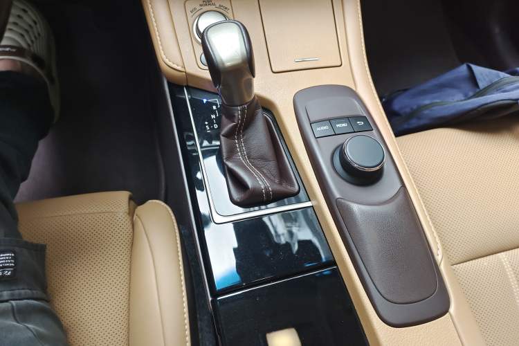 Used Lexus ES 2015 300h Comfort Edition Gear Lever