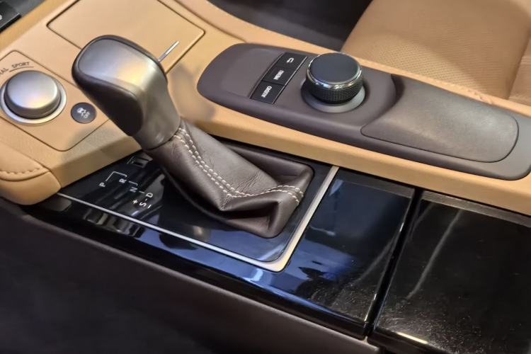 Used Lexus ES 2015 250 Elegant Edition Gear Lever