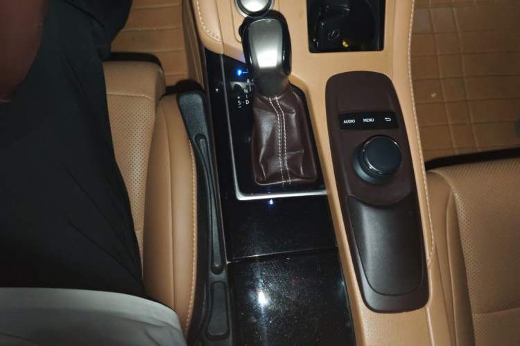 Used Lexus ES 2015 200 Elite Edition Gear Lever