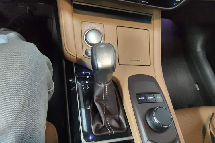 Used Lexus ES 2015 200 Elite Edition Gear Lever