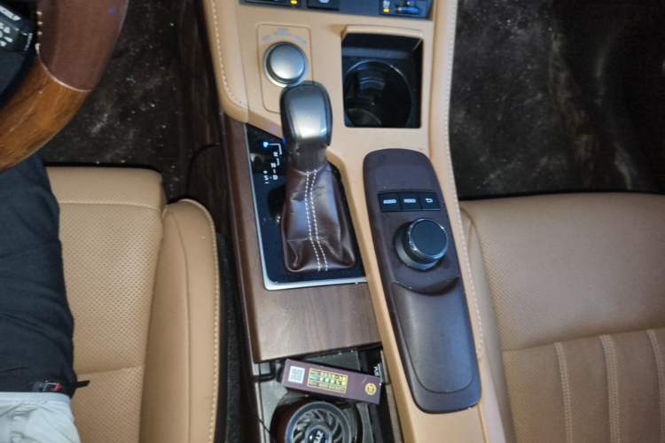 Used Lexus ES 2015 250 Elegant Edition Gear Lever
