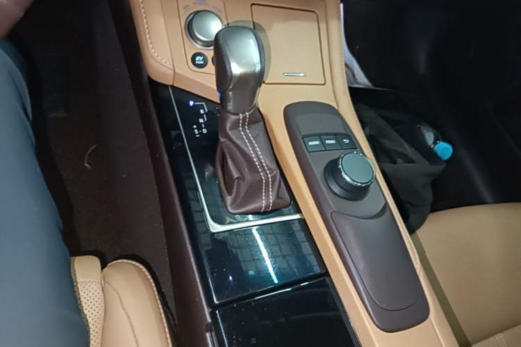 Used Lexus ES 2015 300h Comfort Edition Gear Lever
