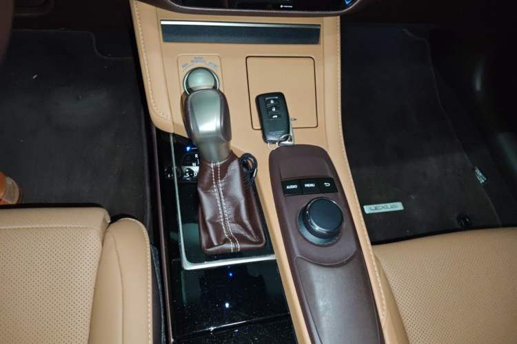 Used Lexus ES 2015 300h Comfort Edition Gear Lever