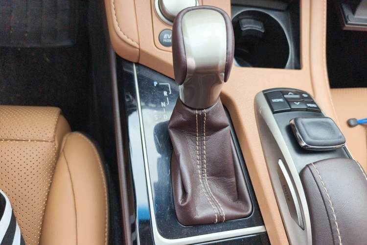 Used Lexus ES 2015 300h Premium Edition Gear Lever