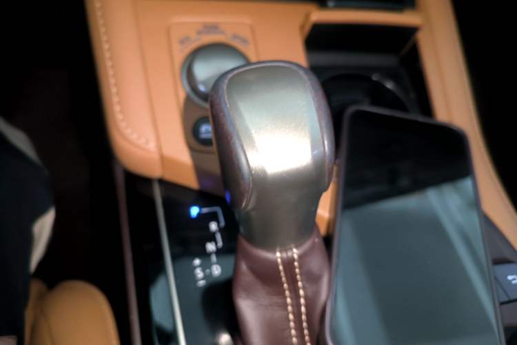 Used Lexus ES 2015 300h Comfort Edition Gear Lever