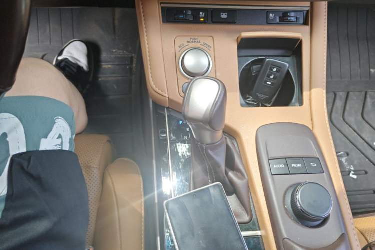 Used Lexus ES 2015 300h Luxury Edition Gear Lever