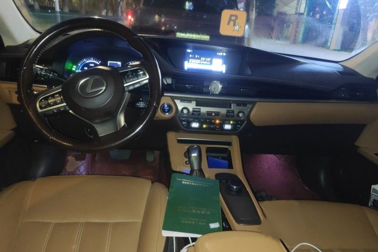 Used Lexus ES 2015 300h Comfort Edition Interior 2