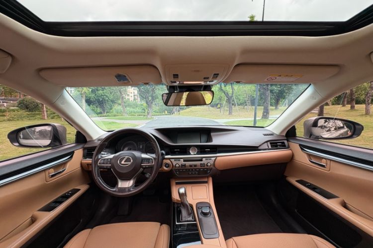 Used Lexus ES 2015 300h Comfort Edition Interior 2