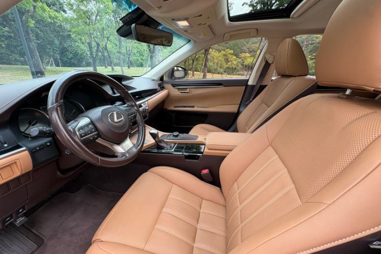Used Lexus ES 2015 300h Comfort Edition Interior 3