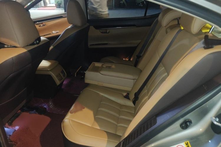 Used Lexus ES 2015 300h Comfort Edition Interior 4