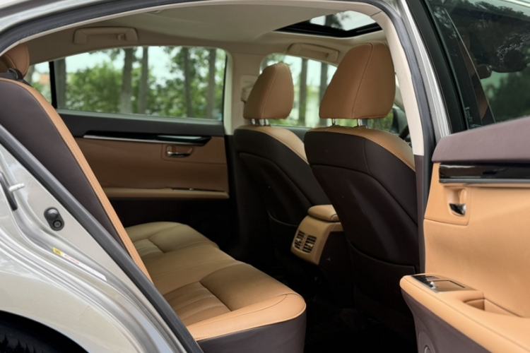 Used Lexus ES 2015 300h Comfort Edition Interior 4