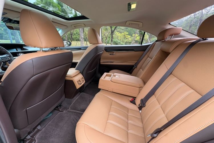 Used Lexus ES 2015 300h Comfort Edition Interior 4