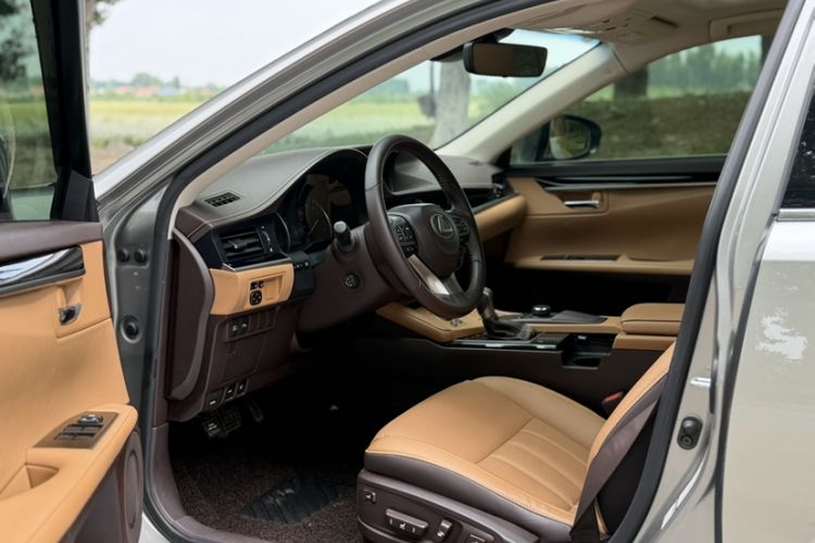 Used Lexus ES 2015 300h Comfort Edition Interior 6