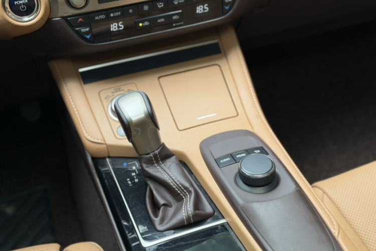 Used Lexus ES 2015 300h Comfort Edition Interior 8