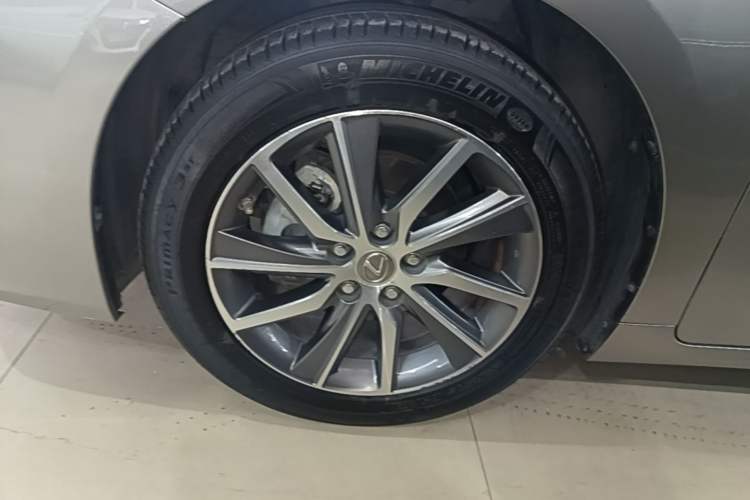Used Lexus ES 2015 300h Comfort Edition Left Front Wheel Hub