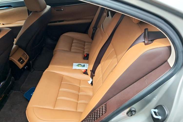 Used Lexus ES 2015 300h Comfort Edition Left Rear Seat
