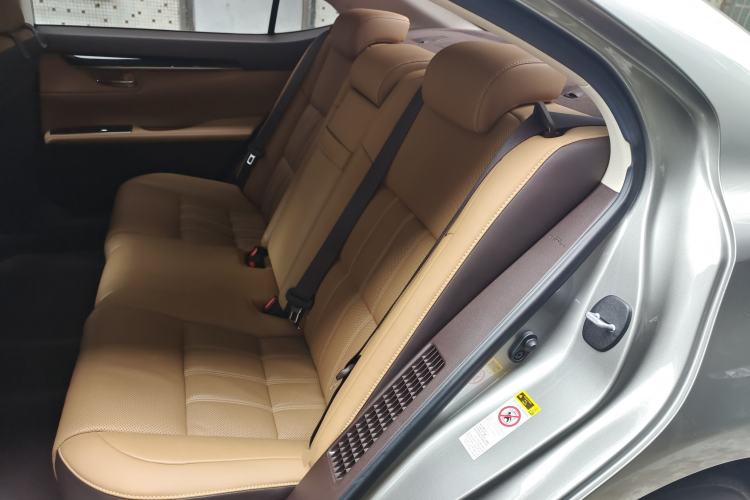 Used Lexus ES 2015 300h Comfort Edition Left Rear Seat