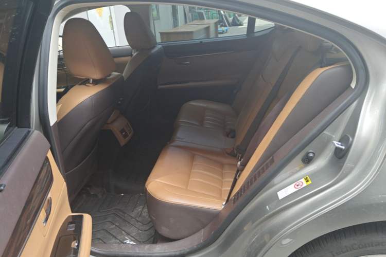 Used Lexus ES 2015 300h Luxury Edition Left Rear Seat