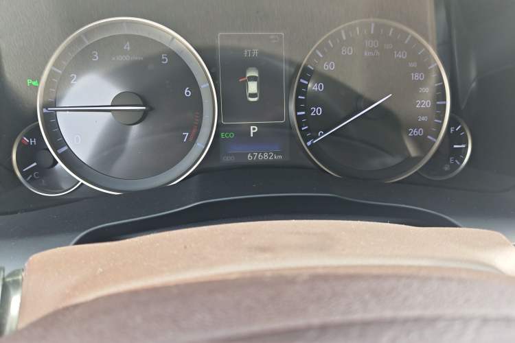 Used Lexus ES 2015 200 Elite Edition Odometer Close Up