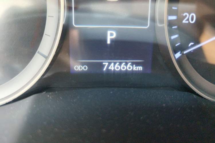 Used Lexus ES 2015 300h Premium Edition Odometer Close Up