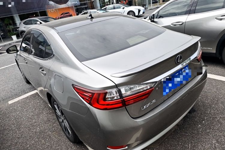Used Lexus ES 2015 300h Comfort Edition Rear Left 45 Deg
