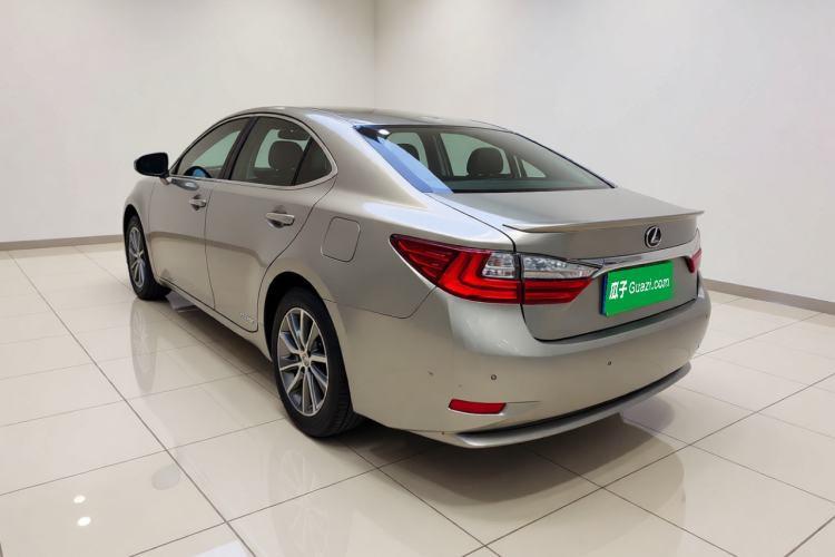 Used Lexus ES 2015 300h Comfort Edition Rear Left 45 Deg