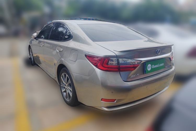 Used Lexus ES 2015 300h Comfort Edition Rear Left 45 Deg