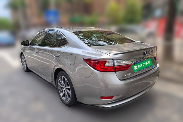 Used Lexus ES 2015 300h Comfort Edition Rear Left 45 Deg