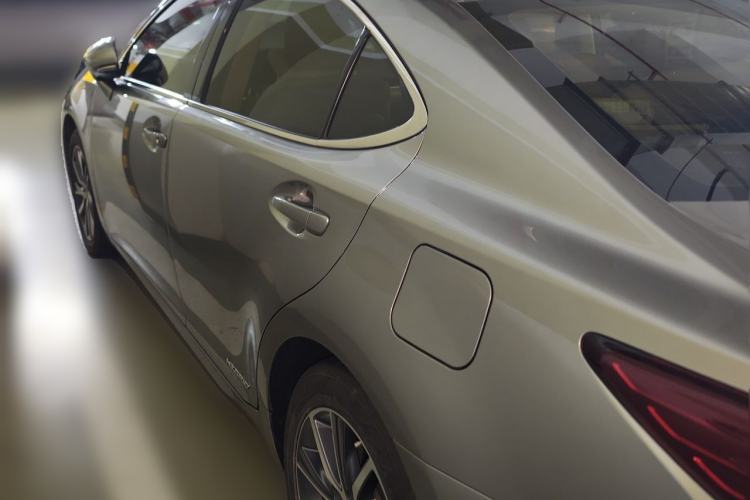 Used Lexus ES 2015 300h Comfort Edition Rear Left 45 Deg