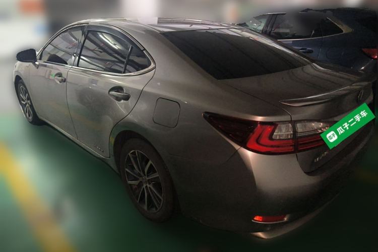 Used Lexus ES 2015 300h Comfort Edition Rear Left 45 Deg