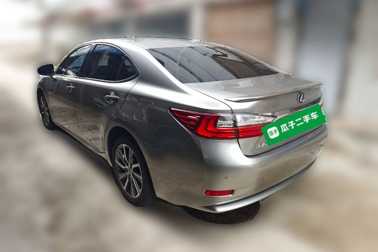 Used Lexus ES 2015 300h Comfort Edition Rear Left 45 Deg