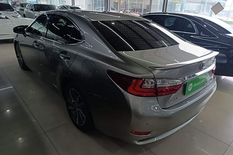 Used Lexus ES 2015 300h Comfort Edition Rear Left 45 Deg