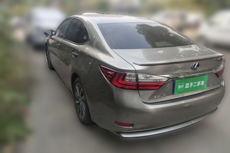 Used Lexus ES 2015 300h Comfort Edition Rear Left 45 Deg