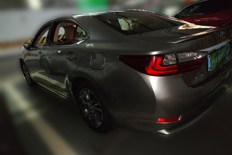 Used Lexus ES 2015 300h Comfort Edition Rear Left 45 Deg