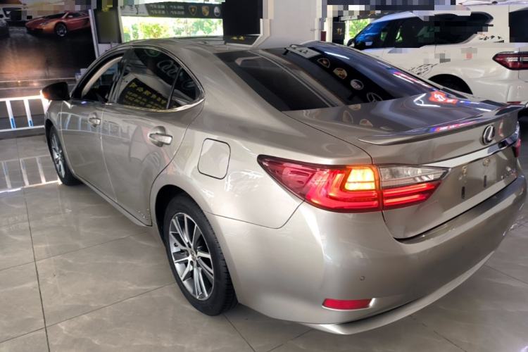 Used Lexus ES 2015 300h Comfort Edition Rear Left 45 Deg