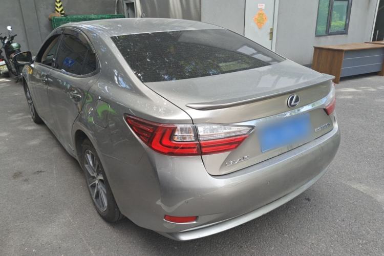 Used Lexus ES 2015 300h Luxury Edition Rear Left 45 Deg