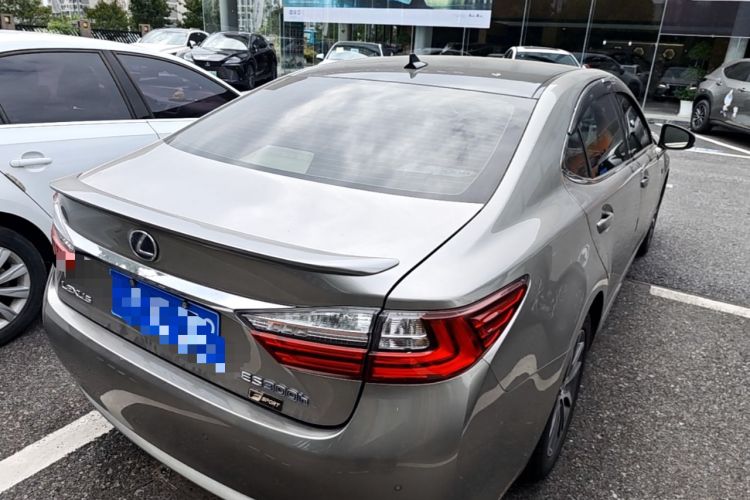Used Lexus ES 2015 300h Comfort Edition Rear Right 45 Deg